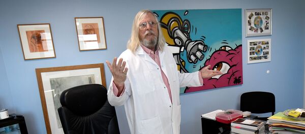 Le professeur français Didier Raoult, biologiste et professeur de microbiologie, spécialiste des maladies infectieuses et directeur de l'Institut des infections de l'IHU Méditerranée, posant dans son bureau à Marseille, Le professeur français Didier Raoult, biologiste et professeur de microbiologie, spécialiste des maladies infectieuses et directeur de l'Institut des infections de l'IHU Méditerranée, posant dans son bureau à Marseille, - Sputnik Afrique