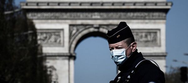 Policier portant un masque de protection - Sputnik Afrique