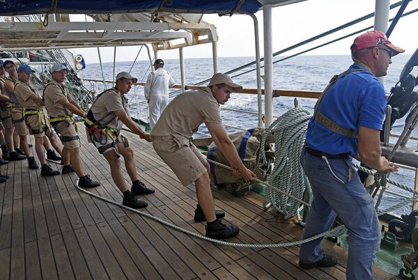 «Voiles de la Paix»: loin du confinement, une bouffée d’air marin avec les grands voiliers russes - Sputnik Afrique