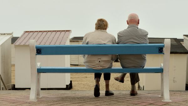 This picture taken on July 16, 2015 shows a couple of elderly people sitting on a bench in Calais, northern France - Sputnik Afrique