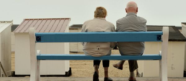 This picture taken on July 16, 2015 shows a couple of elderly people sitting on a bench in Calais, northern France - Sputnik Afrique