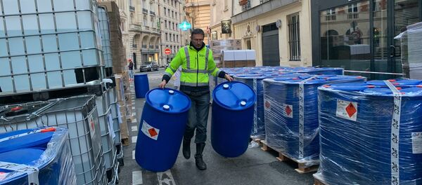 Un laboratoire de production de gel hydroalcoolique en plein air à Paris - Sputnik Afrique