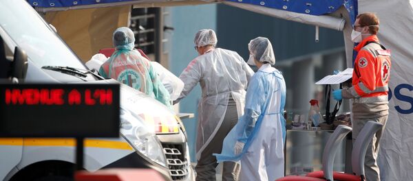 A paramedic carries out a patient on a stretcher from an ambulance at the Henri Mondor Hospital in Creteil, near Paris, as France faces an aggressive progression of the coronavirus disease (COVID-19), March 28, 2020.  - Sputnik Afrique