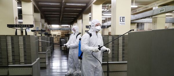 Des nettoyeurs dans les archives du Bureau de l'état civil à Rome Des nettoyeurs dans les archives du Bureau de l'état civil à Rome - Sputnik Afrique