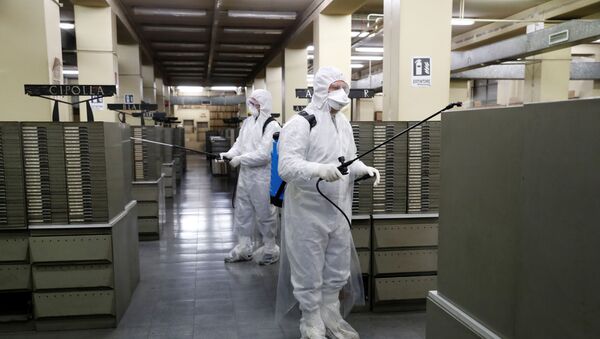 Des nettoyeurs dans les archives du Bureau de l'état civil à Rome pendant l’épidémie de coronavirus - Sputnik Afrique