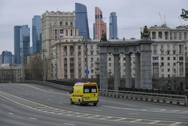 Ambulance dans une rue déserte à Moscou. - Sputnik Afrique