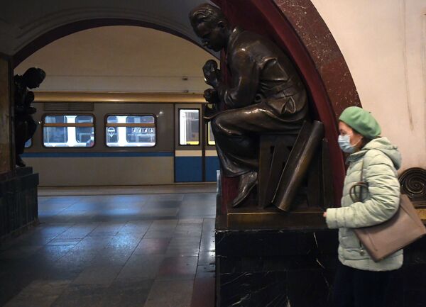 Passagère dans la station de métro Plochtchad Revolioutsii. - Sputnik Afrique