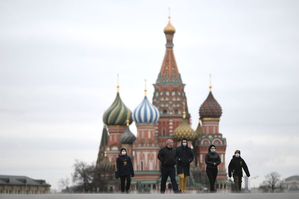 Passants portant des masques sur la place Rouge à Moscou. - Sputnik Afrique