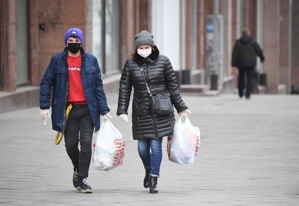 Moscovites avec des sacs de provisions rue Tverskaïa à Moscou. - Sputnik Afrique