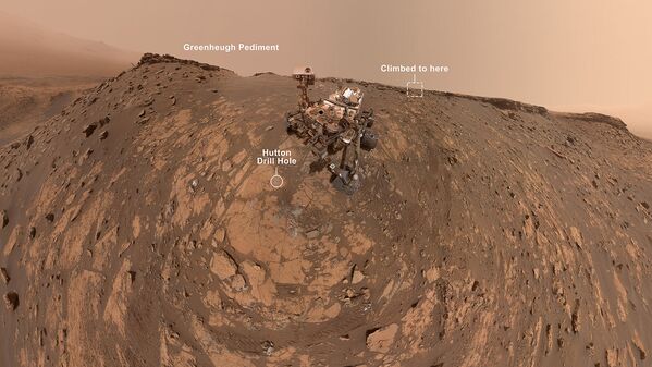 Le rover Curiosity vient d’établir un nouveau record: gravir le fronton de Greenheugh (Greenheugh Pediment) dont un des versants est à 31°. C’est la plus grande inclinaison sur laquelle le rover s’est déplacé depuis le début de sa mission sur Mars.

Pour immortaliser cet exploit, Curiosity a pris une photo de lui-même. - Sputnik Afrique