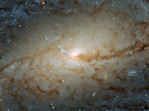 La galaxie spirale NGC 3887 qui se situe dans la constellation de la Coupe, à 60 millions d’années lumière de la Terre. - Sputnik Afrique