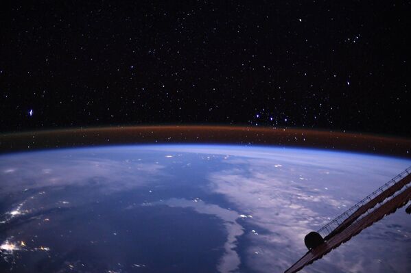 «Est-ce le jour ou la nuit? #Безфильтрa, parce que la Lune était si brillante que la Terre semblait éclairée. Bonne nuit, la Terre! Que la lumière soit!», écrivait Jessica Meir pour accompagner une des nombreuses photos qu’elle a prises du bord de l’ISS. - Sputnik Afrique