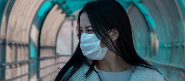 Une jeune fille en masque de protection (image d'illustration) - Sputnik Afrique