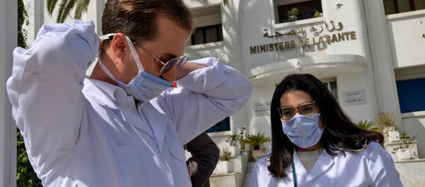 Un médecin et une infirmière tunisiens devant le ministère de la Santé à Tunis. - Sputnik Afrique