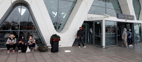 Des touristes en attente de rapatriement à l'aéroport de Marrakech, le 15 mars 2020. - Sputnik Afrique