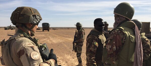 Des soldats maliens et des soldats de la force Barkhane au Mali. - Sputnik Afrique