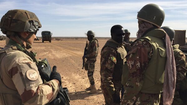 Des soldats maliens et des soldats de la force Barkhane au Mali. - Sputnik Afrique