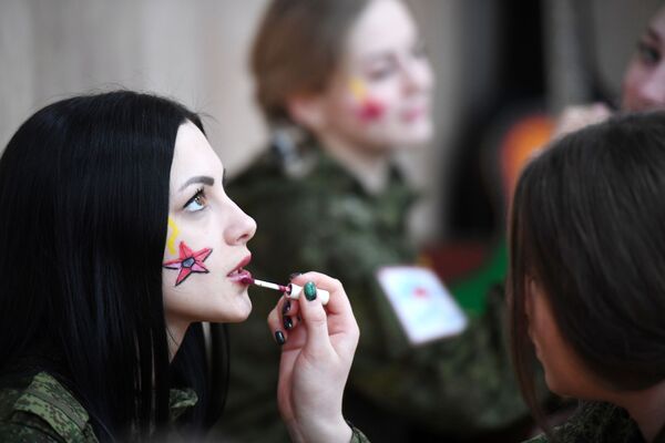 Participantes à l’édition 2020 du concours de beauté Maquillage sous camouflage réservé aux femmes servant dans les troupes de missiles stratégiques. - Sputnik Afrique