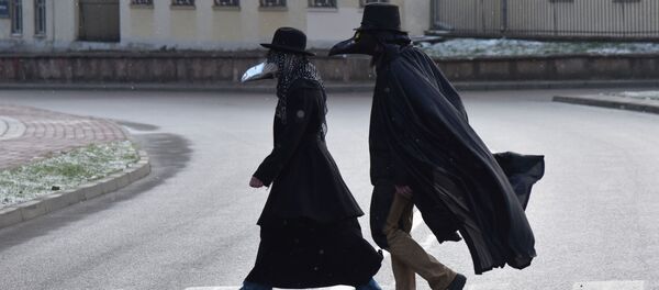 Люди в костюмах и масках на улицах Львова, Украина - Sputnik Afrique