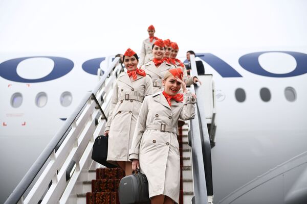 Hôtesses de l’air descendant d’un Airbus A350-900 de la compagnie Aeroflot. - Sputnik Afrique
