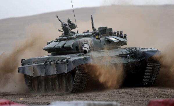Équipage d’un char T-72 pendant une étape du biathlon de chars, région du Zabaïkalié. - Sputnik Afrique