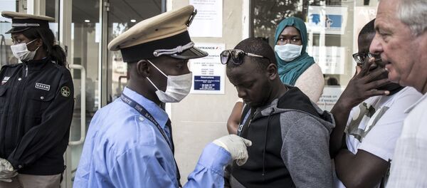 Des personnes font la queue devant le bureau d'Air France à Dakar, le 19 mars 2020. - Sputnik Afrique