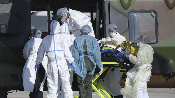 Une équipe médicale prend en charge un patient atteint de Covid-19. - Sputnik Afrique