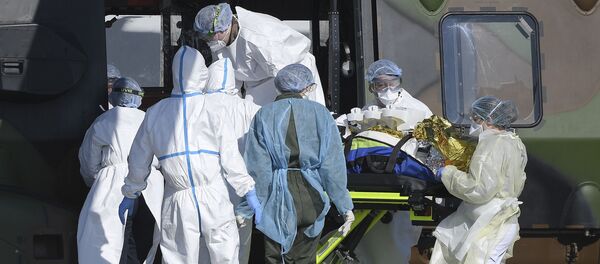 Une équipe médicale prend en charge un patient atteint de Covid-19. - Sputnik Afrique