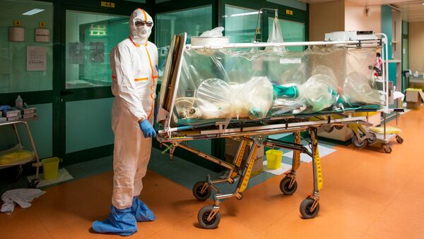 Medical workers in protective suits transfer a coronavirus patient from the intensive care unit of the Gemelli Hospital to the Columbus Covid Hospital, which has been assigned as one of the new coronavirus treatment hospitals in Rome, Italy, March 16, 2020 - Sputnik Afrique