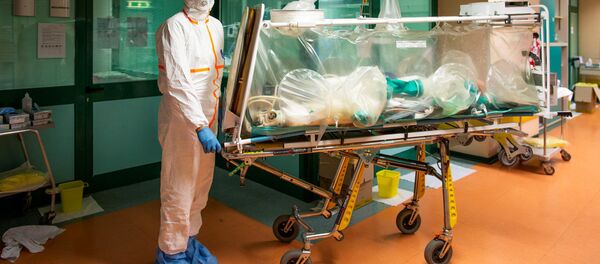 Medical workers in protective suits transfer a coronavirus patient from the intensive care unit of the Gemelli Hospital to the Columbus Covid Hospital, which has been assigned as one of the new coronavirus treatment hospitals in Rome, Italy, March 16, 2020 - Sputnik Afrique