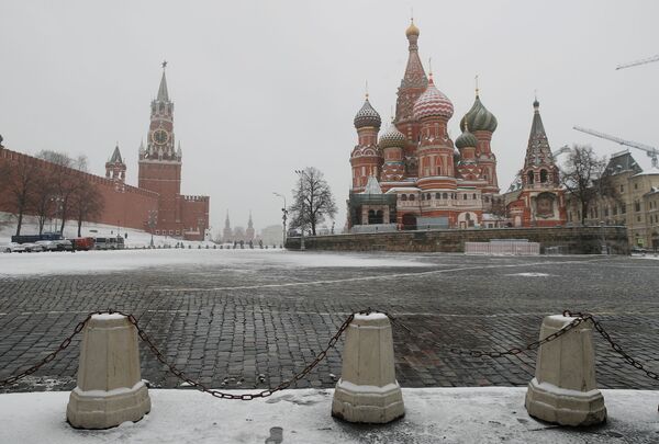 L'horloge de la tour Spasskaïa du Kremlin de Moscou affichant midi pendant la pandémie de coronavirus - Sputnik Afrique