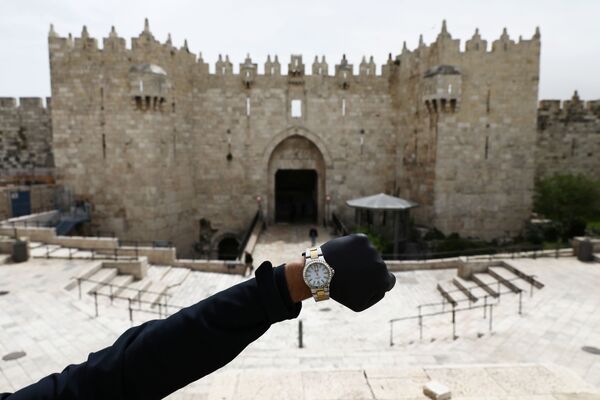 Une montre affichant midi devant la porte de Damas de Jérusalem pendant la pandémie de coronavirus  - Sputnik Afrique