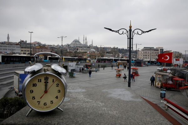 Un réveil affichant midi dans le quartier Eminönü d'Istanbul pendant la  pandémie de coronavirus - Sputnik Afrique