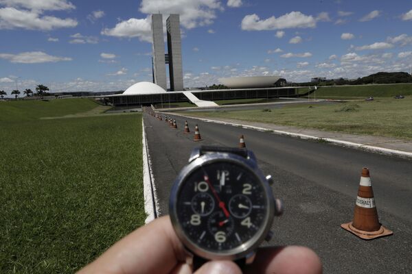 Une montre affichant midi devant le Congrès national du Brésil pendant la  pandémie de coronavirus - Sputnik Afrique