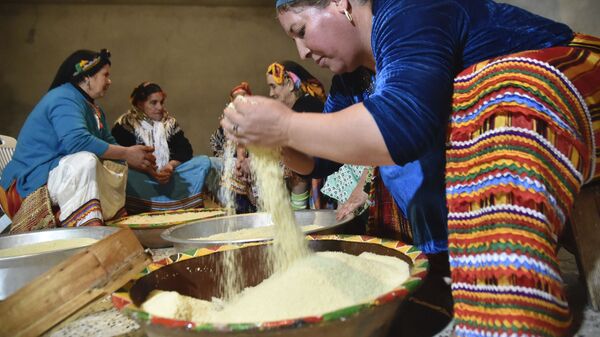 Une femme prépare la semoule pour le couscous - Sputnik Afrique