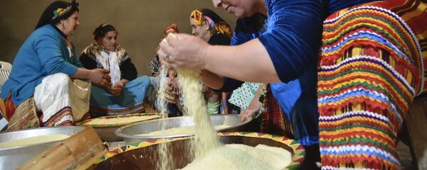 Une femme prépare la semoule pour le couscous - Sputnik Afrique
