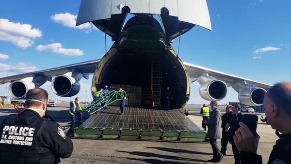 l'avion russe chargé d’équipements médicauxà l’aéroport John F. Kennedy à New York, le 1er avril 2020 - Sputnik Afrique