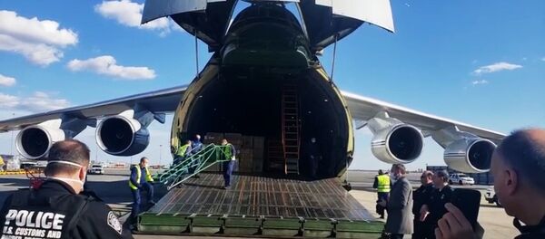 l'avion russe chargé d’équipements médicauxà l’aéroport John F. Kennedy à New York, le 1er avril 2020 - Sputnik Afrique