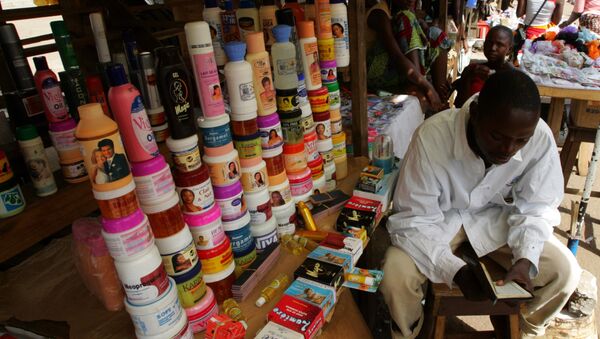 Un vendeur de produits coréens pour dépigmenter la peau sur le marché de Conakry au Niger. - Sputnik Afrique