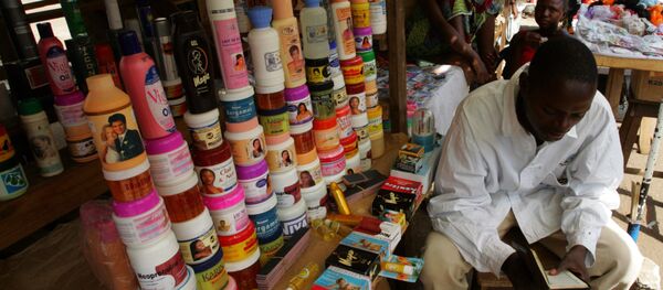 Un vendeur de produits coréens pour dépigmenter la peau sur le marché de Conakry au Niger. - Sputnik Afrique