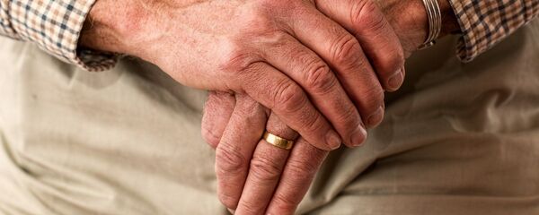 Mains d'une personne âgée - Sputnik Afrique