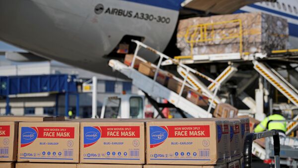 Déchargement de masques de protection d'un avion d'Air China. - Sputnik Afrique