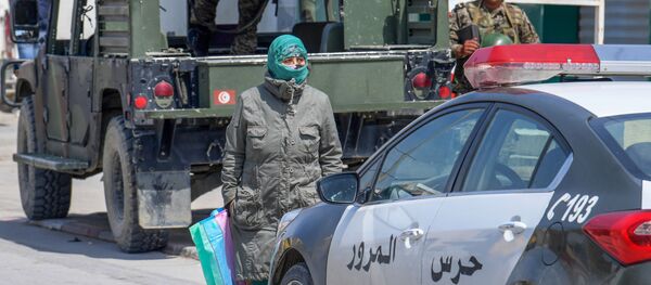 Une femme faisant ses courses devant des soldats durant le confinement. Une femme faisant ses courses devant des soldats durant le confinement. - Sputnik Afrique