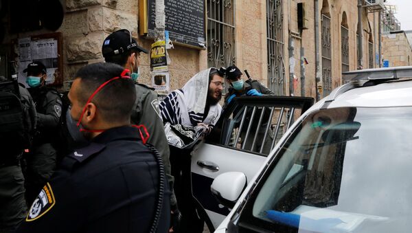 Un juif ultra-orthodoxe détenu par la police israélienne à Jérusalem en application des règles de confinement imposées par le gouvernement à la population - Sputnik Afrique