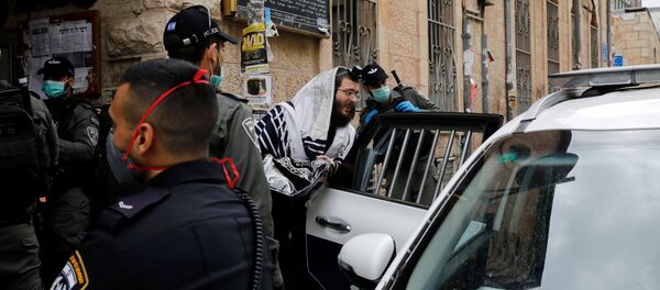 Un juif ultra-orthodoxe détenu par la police israélienne à Jérusalem en application des règles de confinement imposées par le gouvernement à la population - Sputnik Afrique