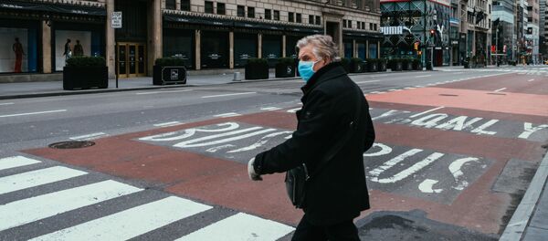 Un homme portant un masque à New York - Sputnik Afrique