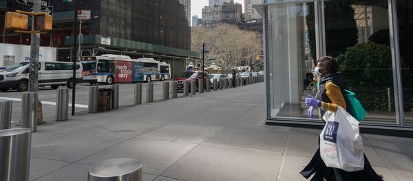 Une femme portant un masque à New York - Sputnik Afrique