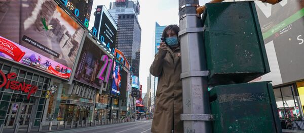 Une femme portant un masque à New York - Sputnik Afrique