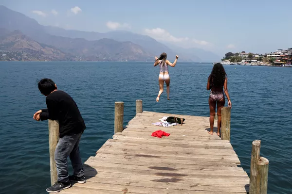 Une étudiante saute dans l'eau depuis une jetée au Guatemala Une étudiante saute dans l'eau depuis une jetée au Guatemala - Sputnik Afrique