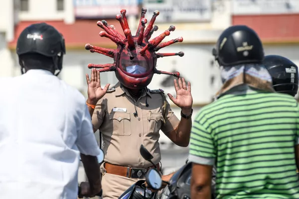Un policier portant un masque à Chennai, en Inde Un policier portant un masque à Chennai, en Inde - Sputnik Afrique